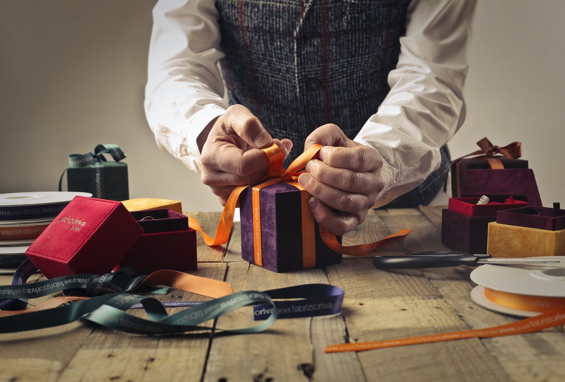 4 Trends You Should Know In Corporate Gifting In 2023 - Universe Tale